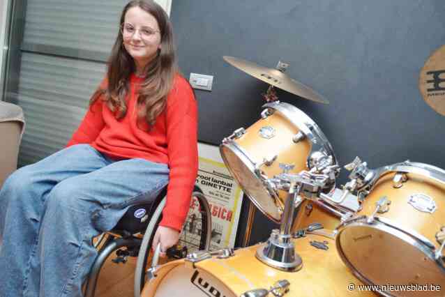 Juline kon van de ene op de andere dag niet meer stappen door onbegrepen neurologische ziekte: “Ik zou zo graag weer eens naar een pretpark kunnen”