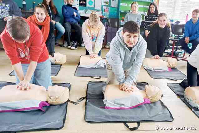 Zesdejaars De BroeBELschool leren om slachtoffer in nood te reanimeren