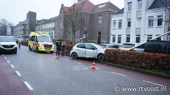 112 Nieuws: automobiliste rijdt lantaarnpaal omver in Zwolle