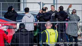 Tesla-Werk nach Brandanschlag: Musk besucht Grünheide – Produktion im Tesla-Werk läuft wieder