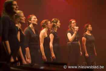 Goede vriendinnen zingen samen bij Moi Kochani, een koor zonder dirigent