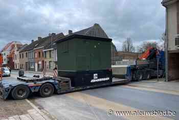 Defecte vrachtwagen met elektriciteitscabine van 17 ton eindigt dwars over weg: straat twee uren afgesloten
