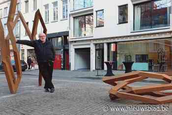 Falconplein wordt even beeldenpark met stalen tekeningen Robert Schad