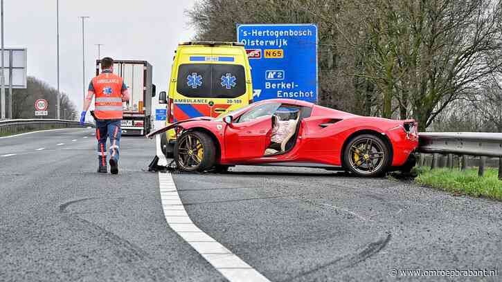 Ravage nadat peperdure Ferrari crasht op A65: twee mannen gewond
