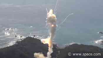Japan's 1st commercial rocket explodes shortly after liftoff (video)