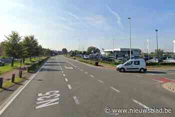 Man (22) lichtgewond na botsing tussen drie wagens