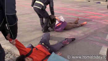 VIDEO | Pizzica contro il patriarcato, transfemministe trascinate via di peso dopo blitz sul lungotevere