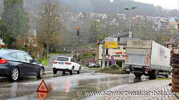 Spur in Calw blockiert: Laster bleibt an Ampel liegen – stundenlang