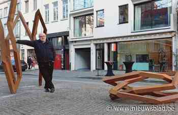 Falconplein wordt even ‘beeldenpark in de stad’ met grote stalen sculpturen: “Eigenlijk zijn dit lichaamsdelen”