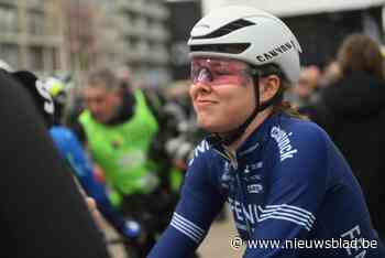 Julie De Wilde onderuit in volle finale Nokere Koerse: “Zuur, want had mijn zinnen gezet op deze koers”