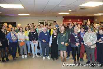 Vrijwilligers worden bedankt en genieten van comedyvoorstelling