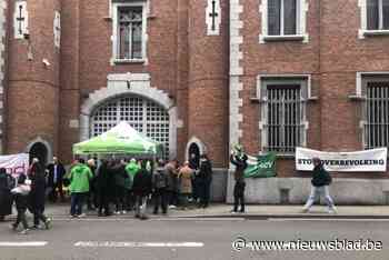 Cipiers hulpgevangenis staken uit protest tegen overbevolking: “Gedetineerden slapen en eten op de grond”