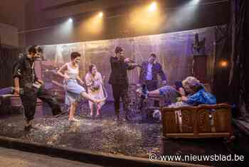 Toneelvereniging VTV speelt met en in het water