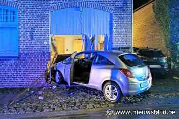 Auto rijdt door de poort huis binnen