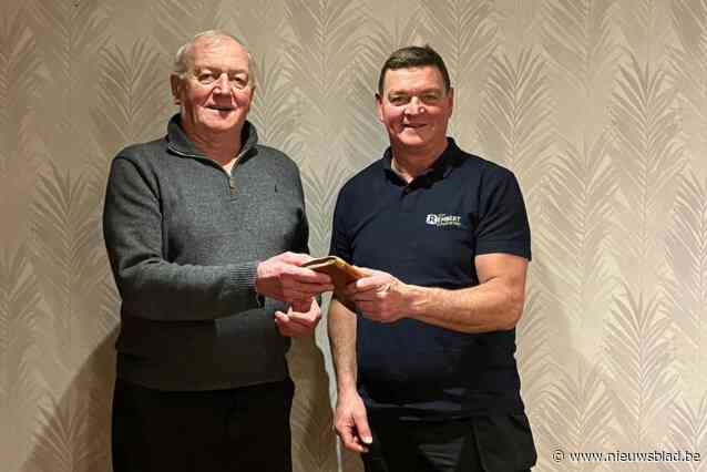 Onwaarschijnlijk! Steven (50) vindt verloren portefeuille van broer Jaak (71) na liefst 56 jaar terug tijdens werken in kapel: “Buiten twintig frank, zat alles er nog in”