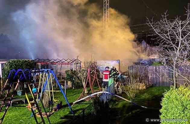 FW-DO: 13.03.2024 - Feuer in Mengede Gartenlaube bei Brand komplett zerstört. Zwei weitere Lauben wurden beschädigt. Glücklicherweise wurde niemand verletzt.