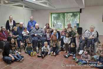 Bewoners woonzorgcentrum lezen verhalen voor aan kleuters