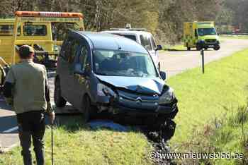 Auto belandt in de gracht: brandweer moet olie verwijderen uit de beek