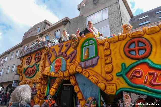 Carnavalsstoet trekt door luchthavengemeente