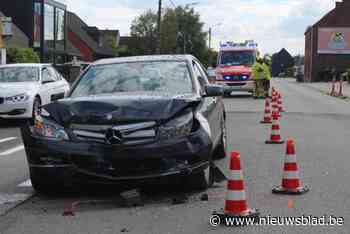 Politierechter stelt vragen bij rijgeschiktheid van tachtiger die inreed op file: “Zijn eigen vrouw raakte het zwaarst gewond”