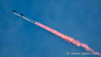 SpaceX launches giant Starship rocket into space on epic 3rd test flight (video)