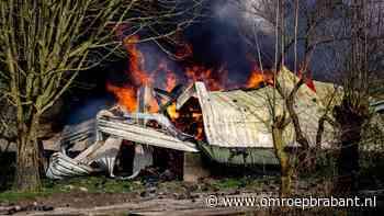 Brand in een schuur in Werkendam, rook in wijde omgeving te zien