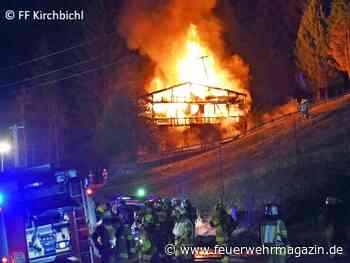 Vollbrand mit Herausforderungen für mehr als 100 Kräfte