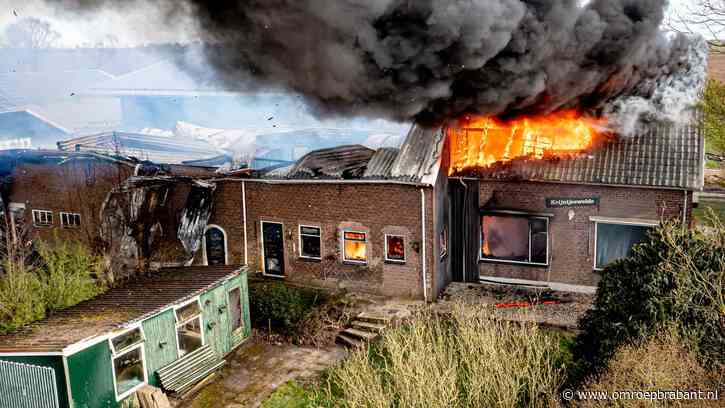 Schuur en huis in Werkendam volledig afgebrand, rook van ver te zien