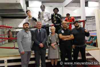 Burgemeester Hugo Maes kwam de sfeer opsnuiven bij Boxing Club Temse en huldigde de bokskampioenen