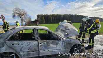 Auto geht auf der B304 in Flammen auf - Vater und Tochter retten sich im letzten Moment