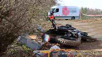 Schrecklicher Unfall bei Marktl: Motorradfahrer gerät unter Lieferwagen - tot