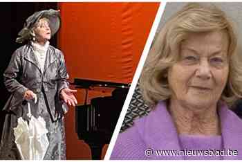 Lilianne (81) maakt na 20 jaar comeback op de planken als Lady Bracknell: “Het water liep me in de mond toen ze mij vroegen voor die rol”