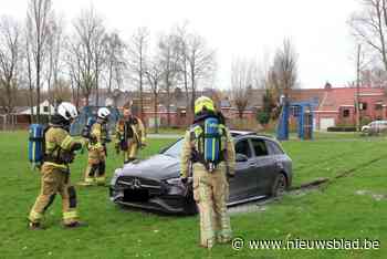 Jongeren rijden zich vast op graspleintje na wilde rit met gehuurde Mercedes, remschijven vatten vuur