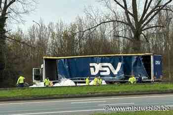 Enorme file na ladingverlies op E19: snelweg volledig versperd in Antwerpen-Noord
