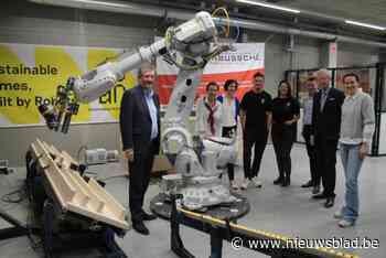 Bouwfirma schakelt robot in uit auto-industrie: “Het zijn de helpende handen die we niet vinden op de arbeidsmarkt”