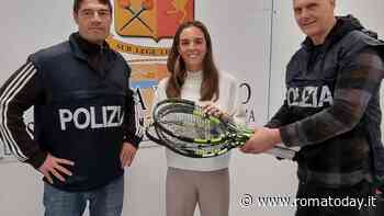 Rubato il borsone con le racchette della tennista Lucia Bronzetti