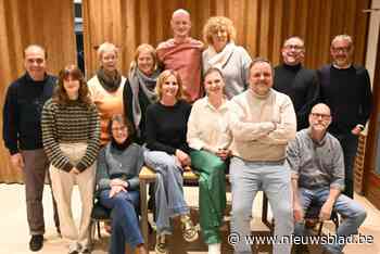 Toneelgezelschap Albatros opent voor vijftiende verjaardag grote zaal OC Applauws met absurd overzichtsstuk: “Een eer, maar ook een uitdaging”