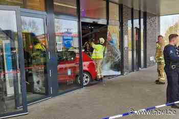 Automobilist rijdt Aldi van Tongeren binnen