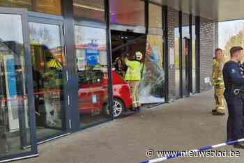 Automobilist rijdt dwars door glazen schuifdeur van Tongerse Aldi