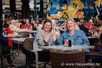 Lentezonnetje zorgt voor gezellige drukte op  Grote Markt van Mechelen: “Het eerste terrasje van onze pasgeboren zoon”