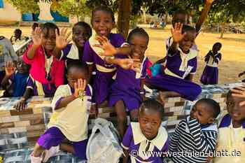 Chris Obermeier aus Liemke malt mit Kindern in Afrika