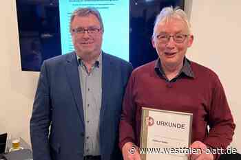 Helmut Hafer erhält die Verdienstnadel des Verbands