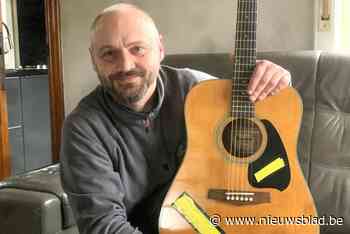 Bert (46) heeft na oproep eigenaar van in beslag genomen gitaar gevonden: “Hij wist perfect wat er op de stickers stond”