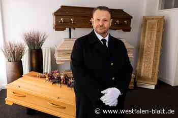 Schauspieler arbeitet als Sargträger