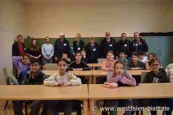 Schüler staunen über Mammutknochen