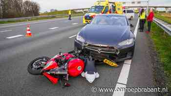 112-nieuws: Tesla botst op motor • fietser zwaargewond