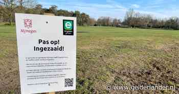 Bordje midden op Goffertwei pas van dichtbij te lezen: en dan sta je dus precies op de plek die je moet mijden