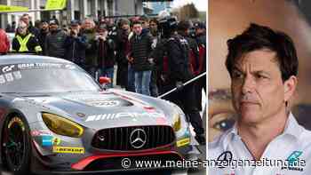 Mercedes-Schreck: Formel-1-Teamchef Wolff crasht vor Kameras mit Rennwagen in die Mauer