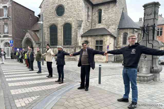 Mensenketting in Lier toont solidariteit tussen christenen en moslims: “Fantastisch dat er zo verbinding kan ontstaan”