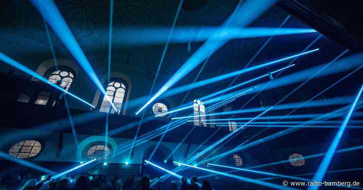 Lichtkunstfestival lässt Regensburg vielfarbig leuchten